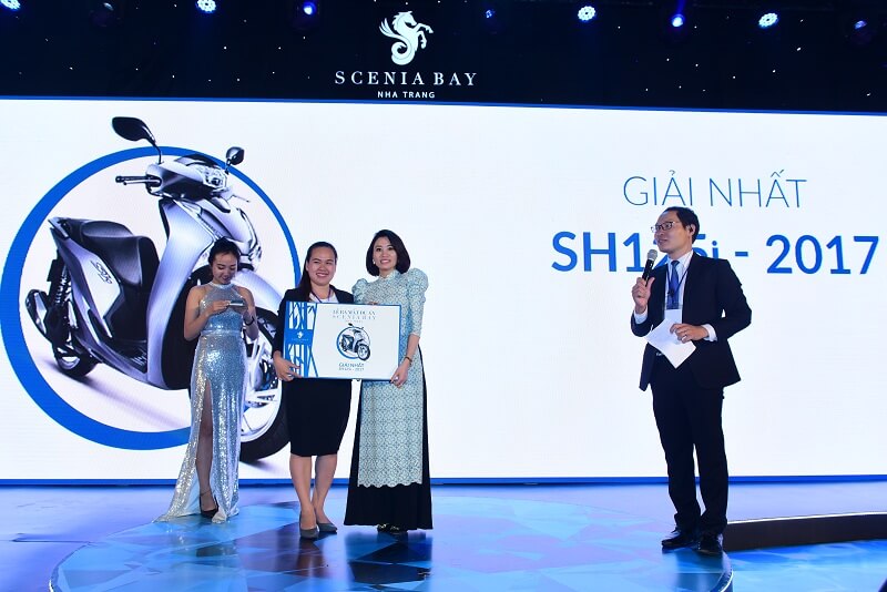 Đại diện chủ đầu tư dự án Scenia Bay Nam Tiến Lào Cai trao quà tặng tượng trưng cho khách hàng trúng giải Nhất